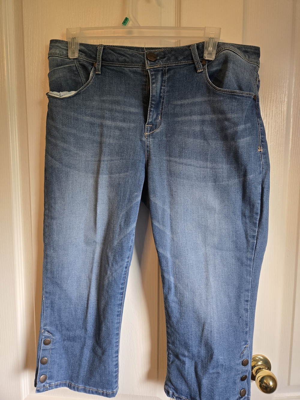 1822 Denim Mid-Blue Capri Jeans with Side Button Detail